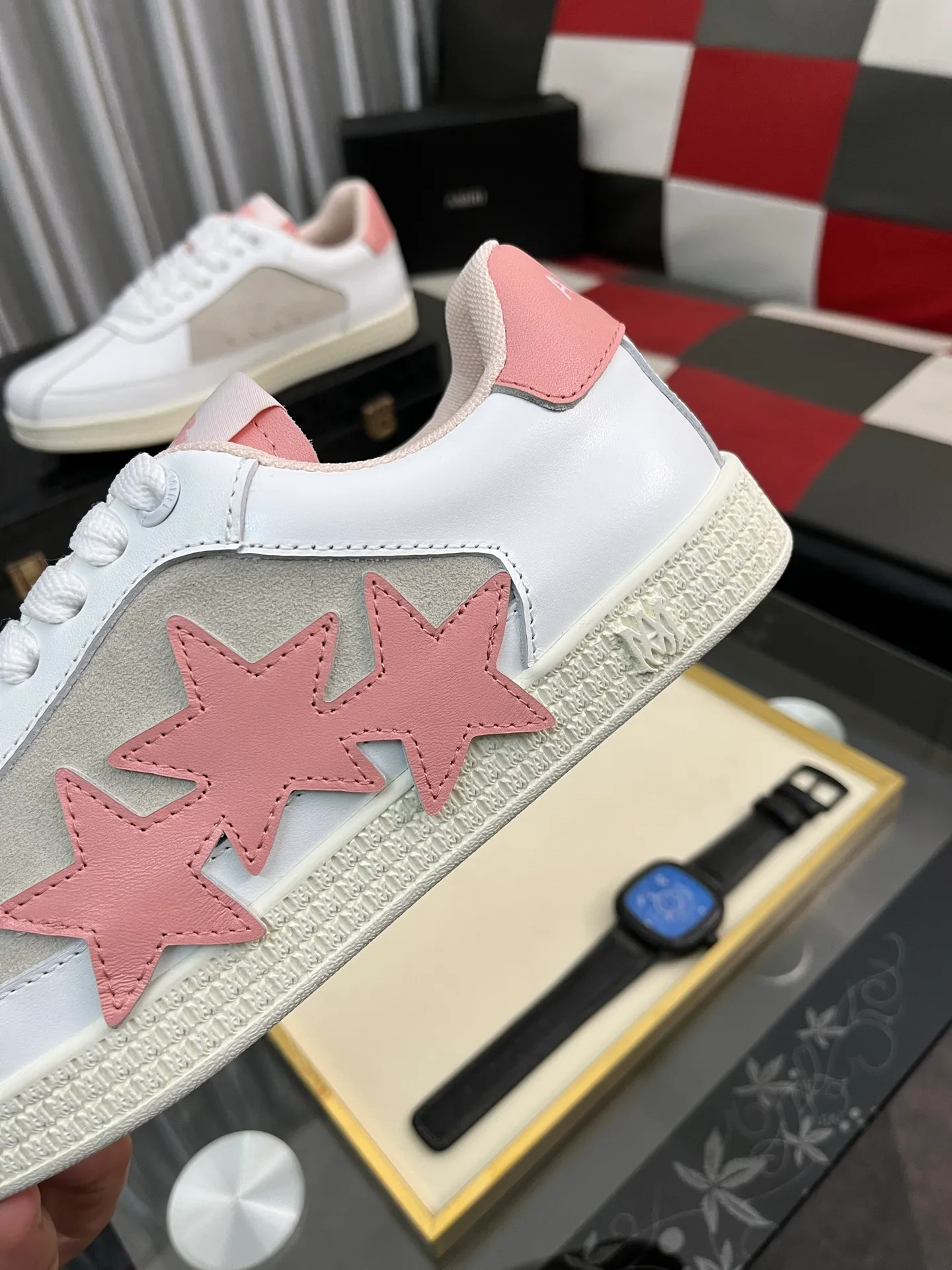 Men's shoes 💰420⌚️⌚️《AMIR*》New men's low-top casual sports sneakers bone shoes, another pair of irresistible bone shoes. Bone shoes are one of AMIRI's most popular items. They use first-layer cowhide uppers. The side bones are made of two cowhide laminations. They have a three-dimensional feel. The leather incisions are all oil-edged. Contrasting color design. Simple style. Fashionable sports. Customized metal LOGO nameplate to embellish shoelaces. Exclusive control of top version. Supports comparison. Breathable mesh lining Original rubber outsole A must-have item for daily leisure Suitable for various occasions Check it out if you pursue high quality Super cool uppers Size: 38-446️⃣ Colors available